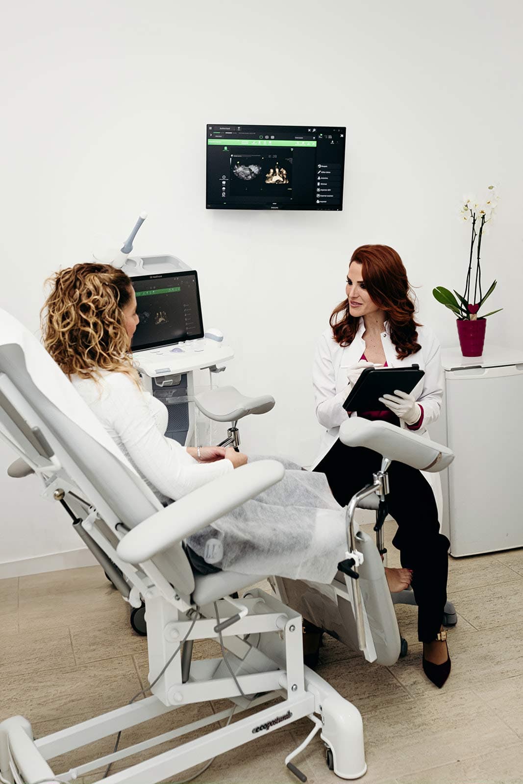 Doctora en consulta ginecológica