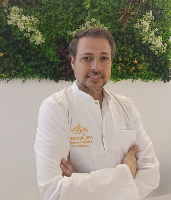 Julián Hernando, técnico en micropigmentación en InnovaCare Madrid